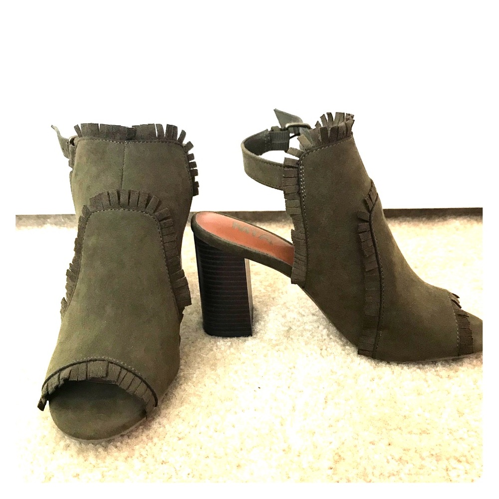 MIA Boca Block Heels in Olive Green. Size 7M.